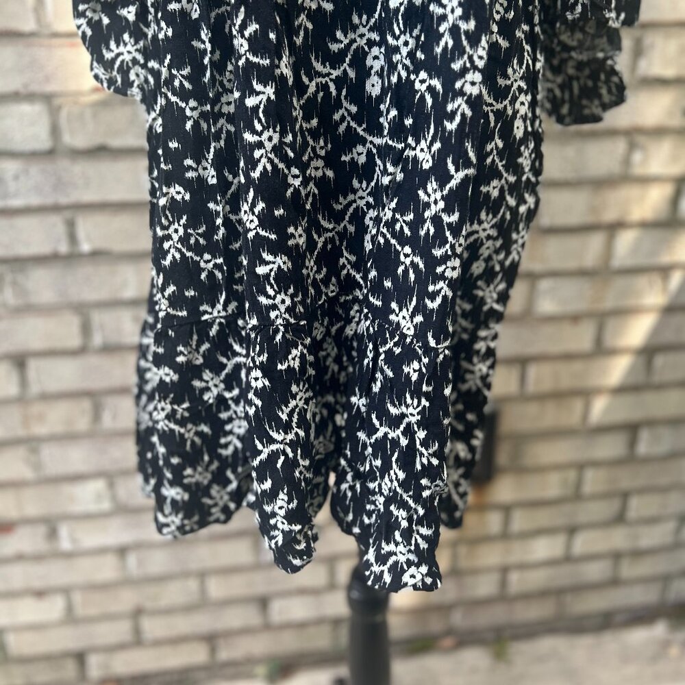 Universal Threads Dress - Picture 2 of 4